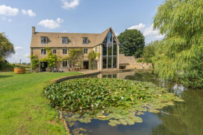 Modern countryside estate w/ lakes between Chipping Norton and Soho Farmhouse